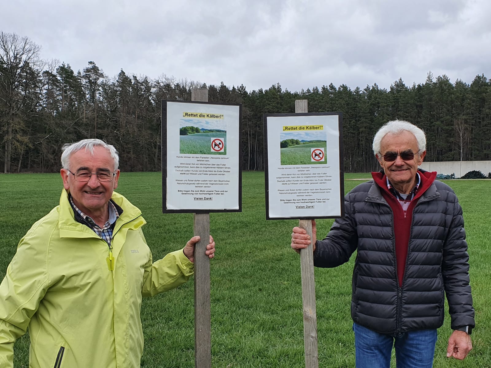 Dr. Peter Schieber (rechts), Präsident der mittelfränkischen Tierärzte und Werner Wolf (links), Leitender Landwirtschaftsdirektor des Amtes Ernährung, Landwirtschaft und Forsten Roth/Hersbruck beim Aufstellen von Hinweisschildern über die Probleme mit Hundekot