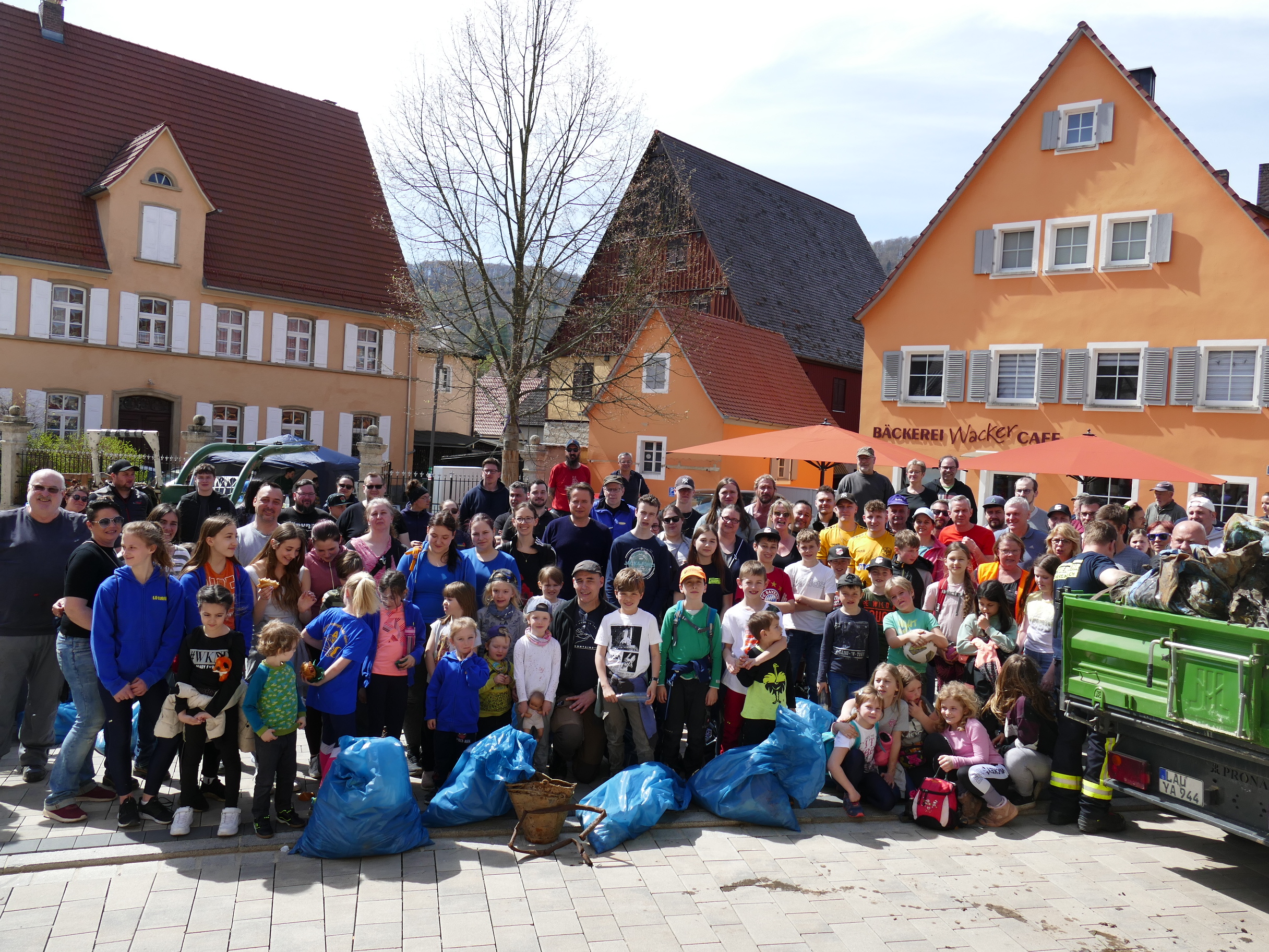 Gruppenfoto nach erfolgreicher Sammelaktion Leider haben wir keinen Alternativtext zu diesem Bild, aber wir arbeiten daran.